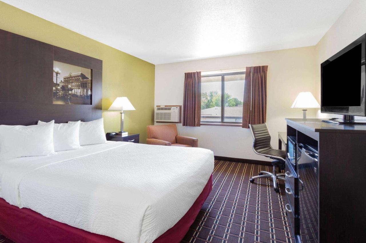 Super 8 By Wyndham La Crosse Hotel Exterior photo