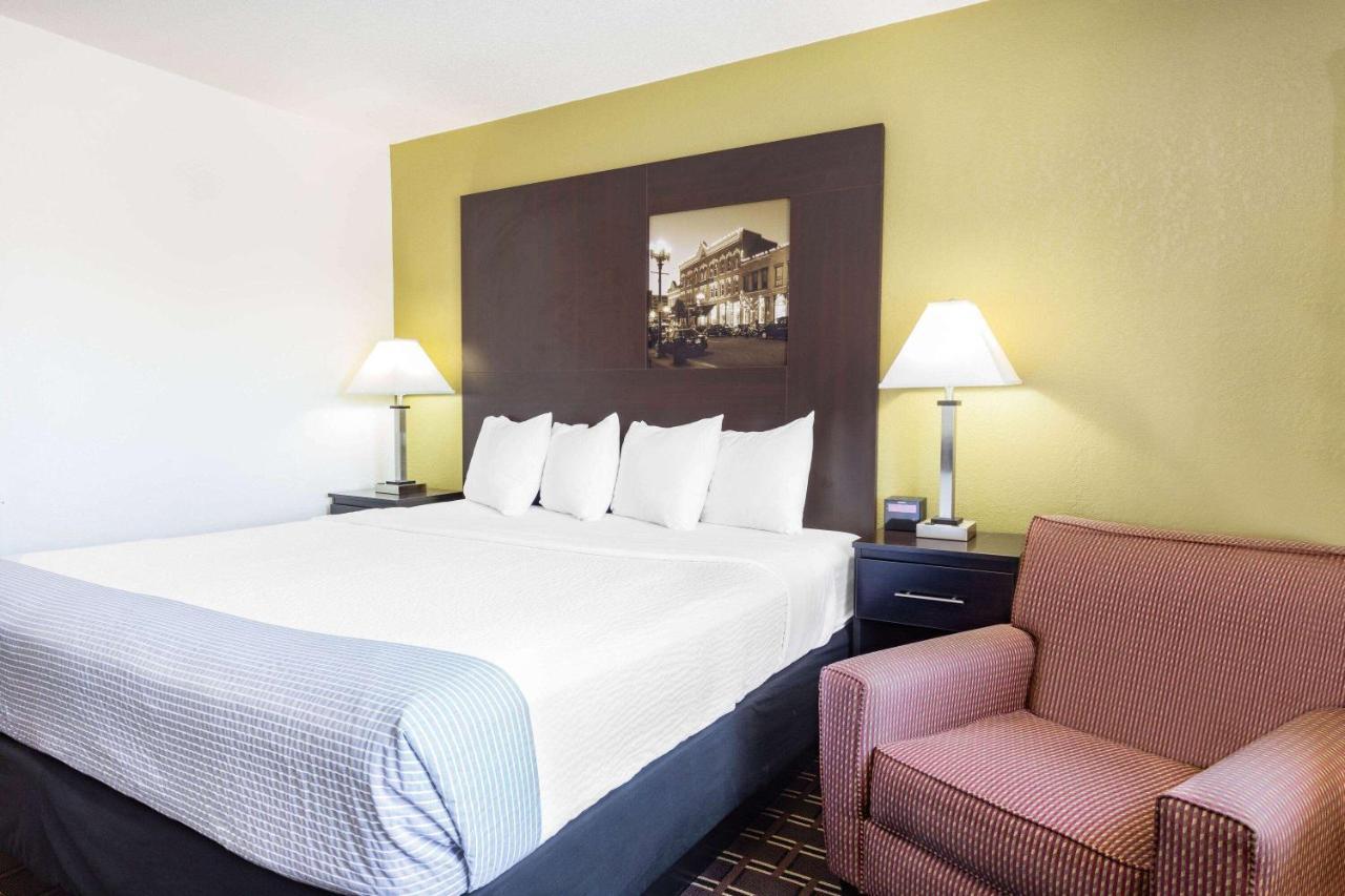 Super 8 By Wyndham La Crosse Hotel Exterior photo