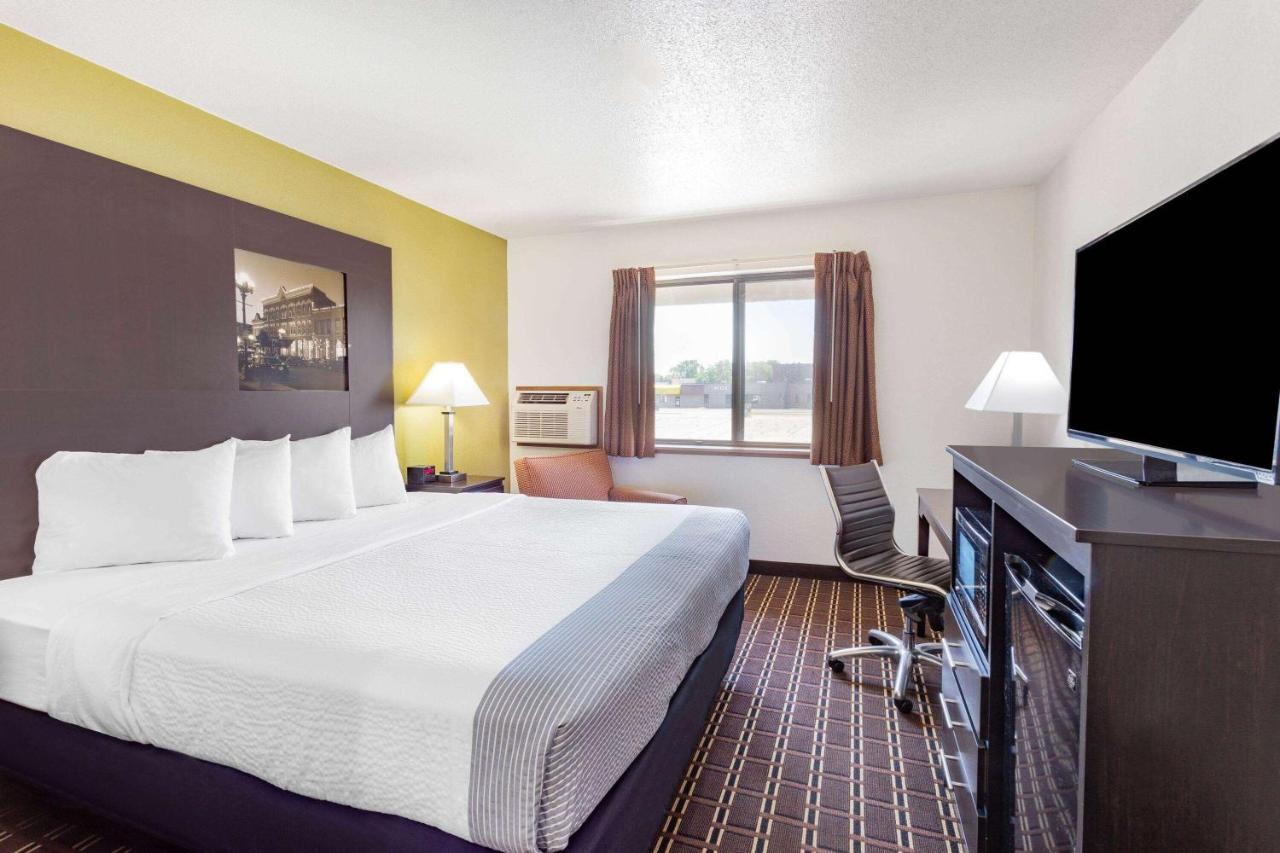 Super 8 By Wyndham La Crosse Hotel Exterior photo