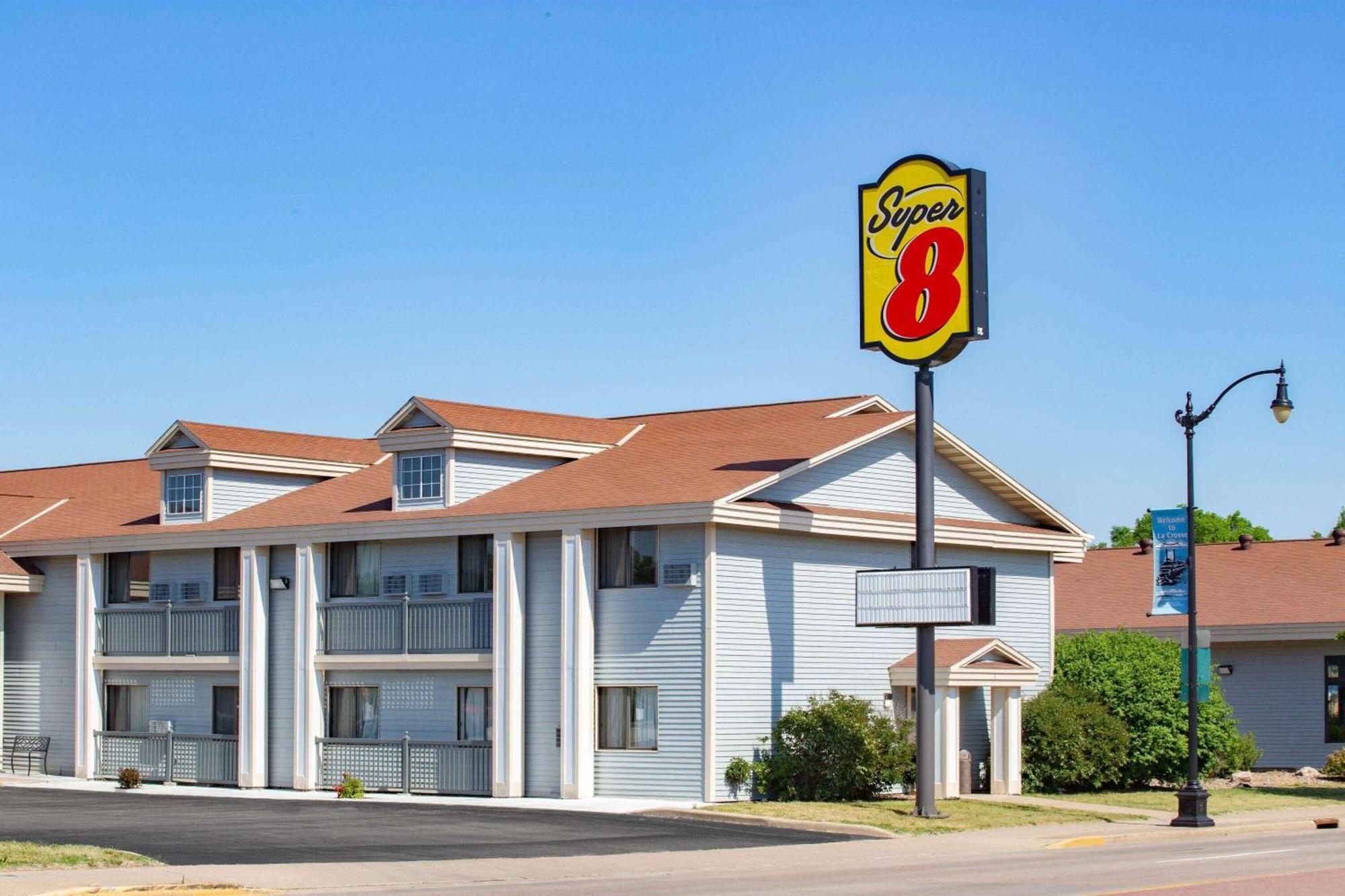 Super 8 By Wyndham La Crosse Hotel Exterior photo